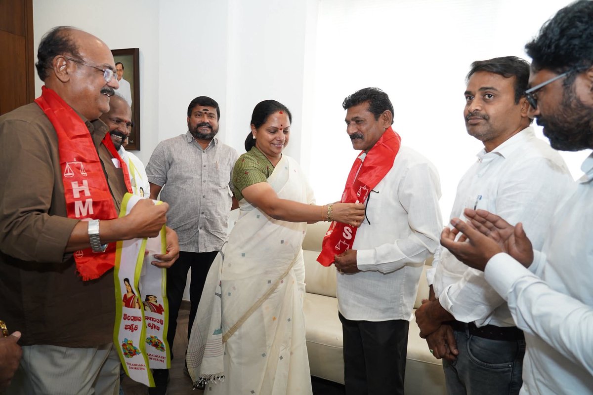 Venkatjagruthi6's tweet photo. HMS జాగృతి లో జాయిన్ అయినా ఆత్మీయ సోదరులు ఆరెల్లి పోశం అన్న గారికి స్వాగతం 
 AITUC గుర్తింపు సంఘం బ్రాంచ్ సెక్రటరీకి రాజీనామా చేసి రియాజ్ అన్న గారి ఆధ్వర్యంలో కవితక్క గారు కండువా కప్పి  HMS జాగృతి లోకి ఆహ్వానించారు వారితో నరేందర్ గారు కూడా జాయిన్ అయినారు జై కవితక్క 
@RaoKavitha https://t.co/AxYkRwudl1