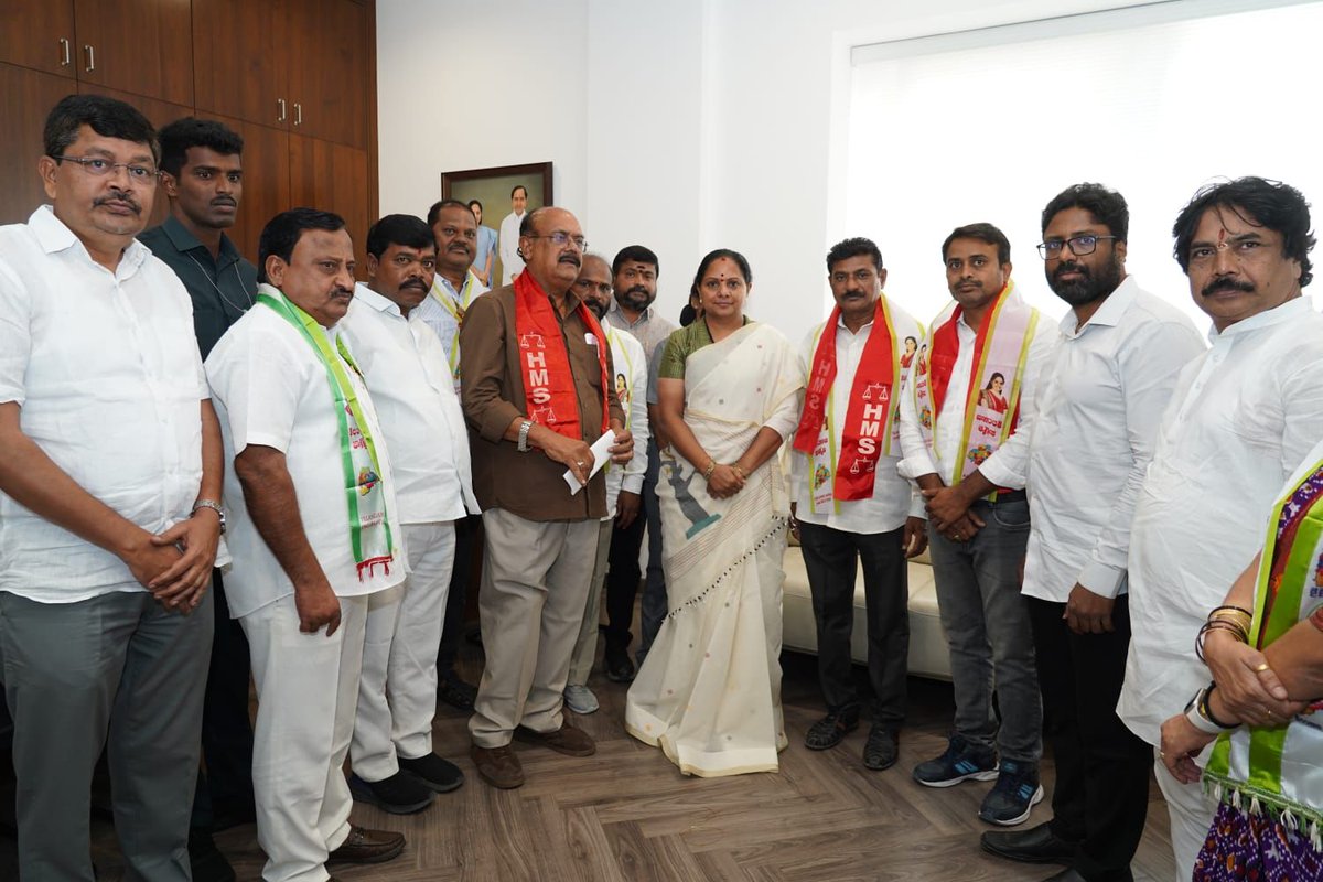 Venkatjagruthi6's tweet photo. HMS జాగృతి లో జాయిన్ అయినా ఆత్మీయ సోదరులు ఆరెల్లి పోశం అన్న గారికి స్వాగతం 
 AITUC గుర్తింపు సంఘం బ్రాంచ్ సెక్రటరీకి రాజీనామా చేసి రియాజ్ అన్న గారి ఆధ్వర్యంలో కవితక్క గారు కండువా కప్పి  HMS జాగృతి లోకి ఆహ్వానించారు వారితో నరేందర్ గారు కూడా జాయిన్ అయినారు జై కవితక్క 
@RaoKavitha https://t.co/AxYkRwudl1