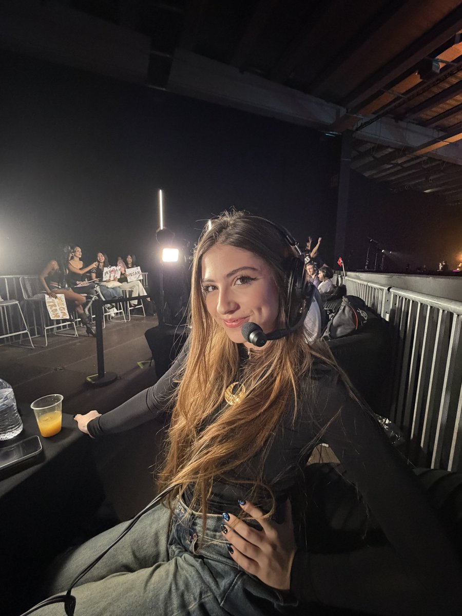 sera que a lara sabe que eu ja dei em cima dela no twitter