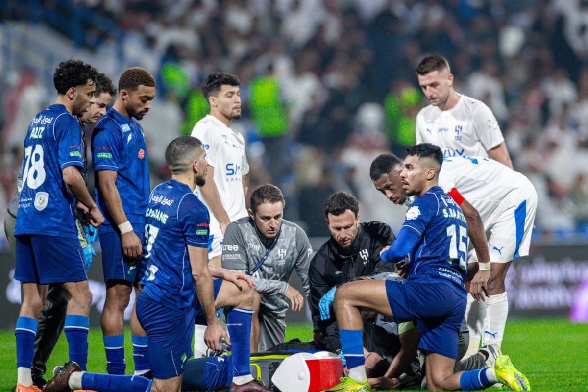hilal66___'s tweet photo. -عندما اُصيب لاعب الفتح قام مدرب الهلال انزاغي 
بتوجيه الطاقم الطبي الخاص بنادي الهلال بالدخول
للملعب وإسعاف المُصاب - نادي الهلال هو النادي
الوحيد الذي ليس لديه {عُقدة النقص} وهو النادي 
الوحيد الذي طبق مقولة {رياضي -ثقافي-إجتماعي}
-نادي عظيم وإدارته راقية وجمهوره كفو 💙👏. https://t.co/UmBDxUl97h