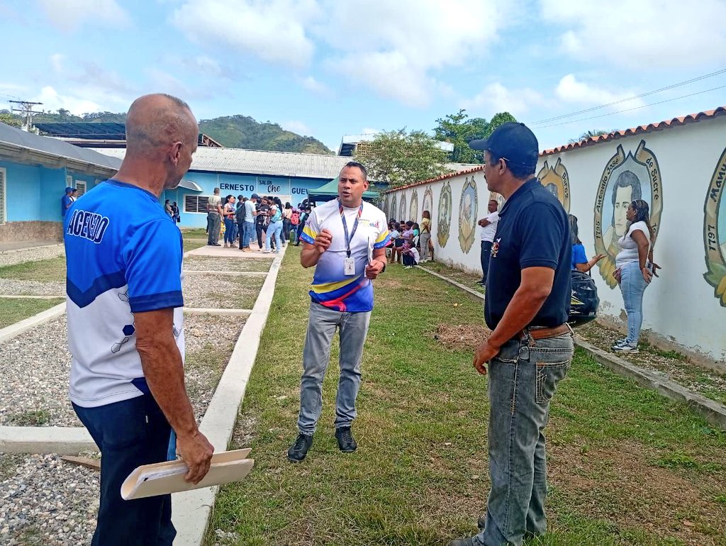Por instrucciones del Defensor del Pueblo (E) <a href="/TarekWiliamSaab/">Tarek William Saab</a> el equipo de la subsede Guatire, facilitó conversatorio sobre los Derechos Humanos y competencias de la Defensoría del Pueblo, a ciudadanos  presentes en Jornada de Tribunal Móvil, en Caucagua, municipio Acevedo.