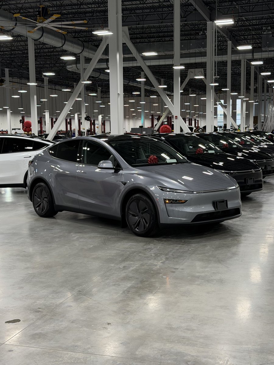 squeaker68882's tweet photo. Tesla Port Coquitlam, Saturday at 3pm. The quicksilver one is ours, roughly 15 more cars being delivered before I guess 5 pm. https://t.co/4lWQykhIxV