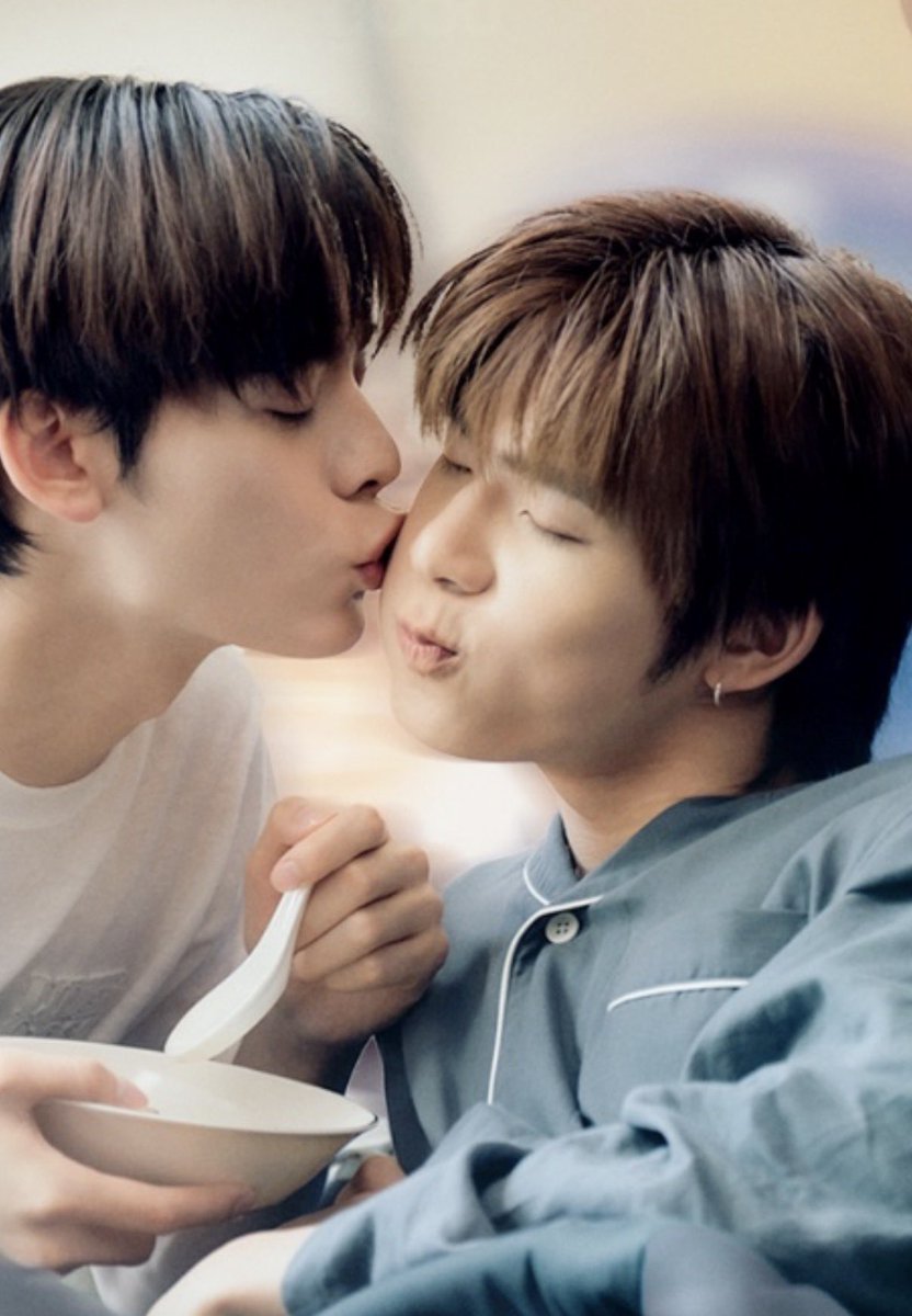 j. 🧦🌈 tweet media