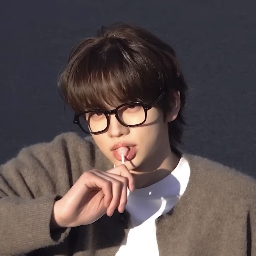 nk_0702_'s tweet photo. 닏경      

                                                뭐야. 형 나 샤워중이에요! 

나랑 같이 해 샤워.
                                                                                네 ??

너 전에 도훉이랑은 했다며. 난 왜 안되는데.

               …하 그래요. 들어와요 그럼. https://t.co/V84hXPLxWx