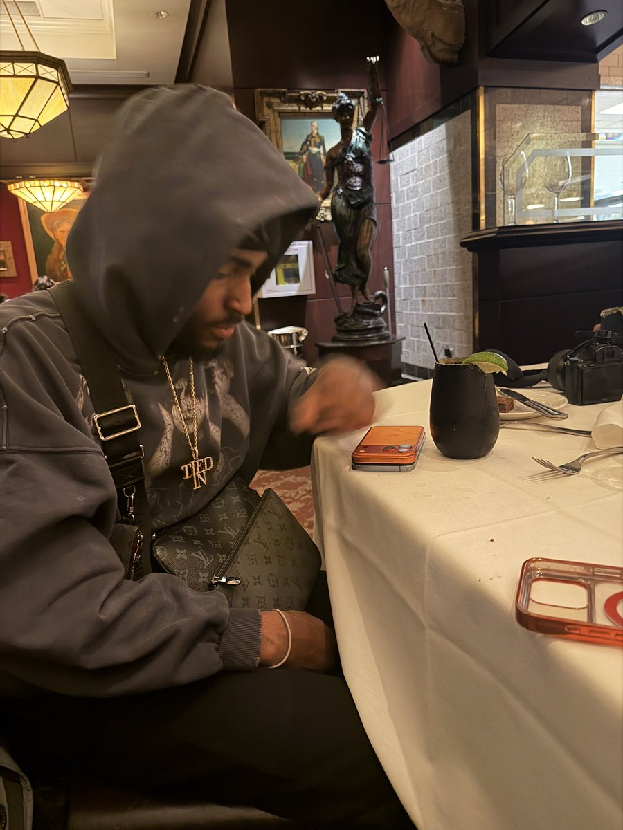 1shotwes tweet media