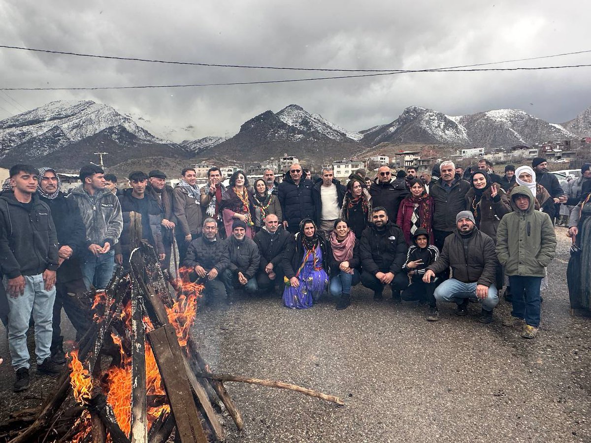 Me îro li Botan a rengîn ,  binya Çiyayê Çiravê, warê berxwedanê,  li Dihê Newroz pîroz kir. Me agirê “Newroza Azadî û Yekîtiya Demokratîk” pêxist. Newroza gelê Botanê û lehengên azadiyê pîroz be.
