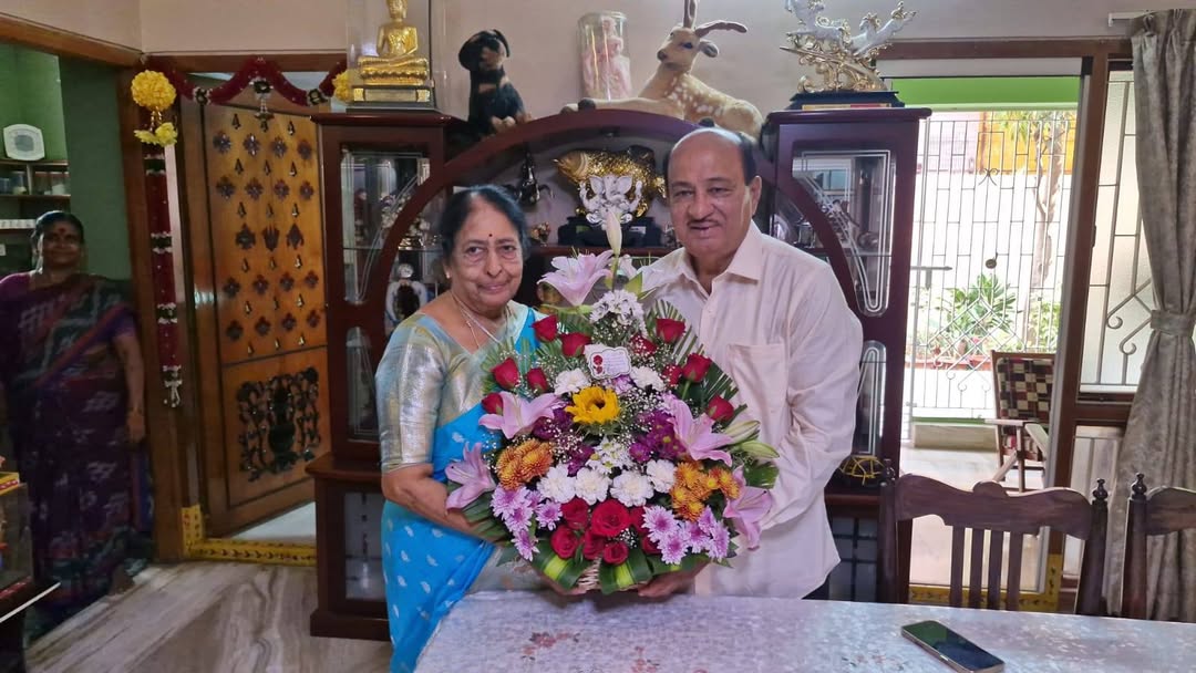 GORANTLA_BC's tweet image. శాసన సభ్యులు శ్రీ గోరంట్ల బుచ్చయ్య చౌదరి గారి 81వ జన్మదినోత్సవం సందర్బంగా శ్రీమతి ఝాన్సీ గారు కేక్ కట్ చేయించి శుభాకాంక్షలు తెలిపారు..

#Team_gorantla 
#GBC 
#hbd_gbc 
#March15