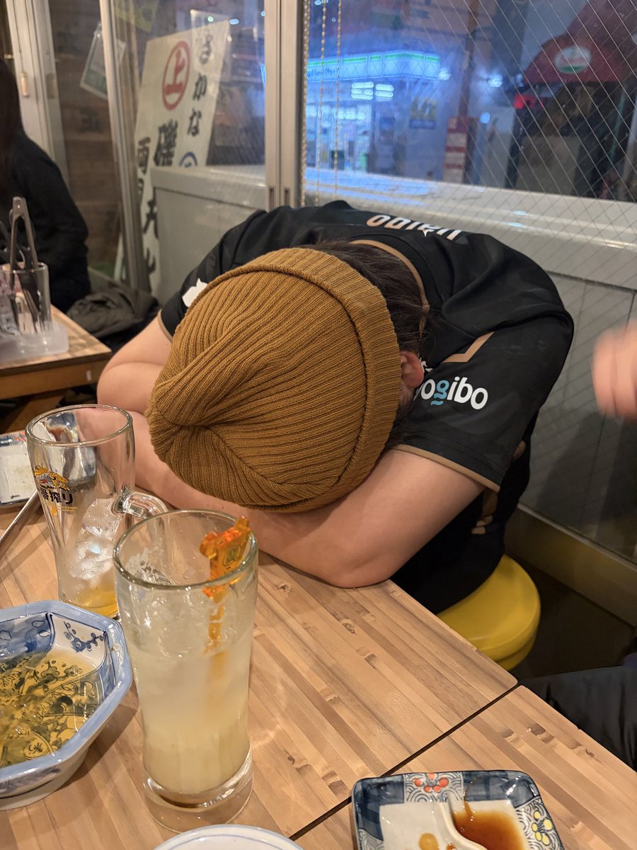kokujind's tweet photo. こいつ酒よえーわ、しょーもない https://t.co/nYRMh5cTF4