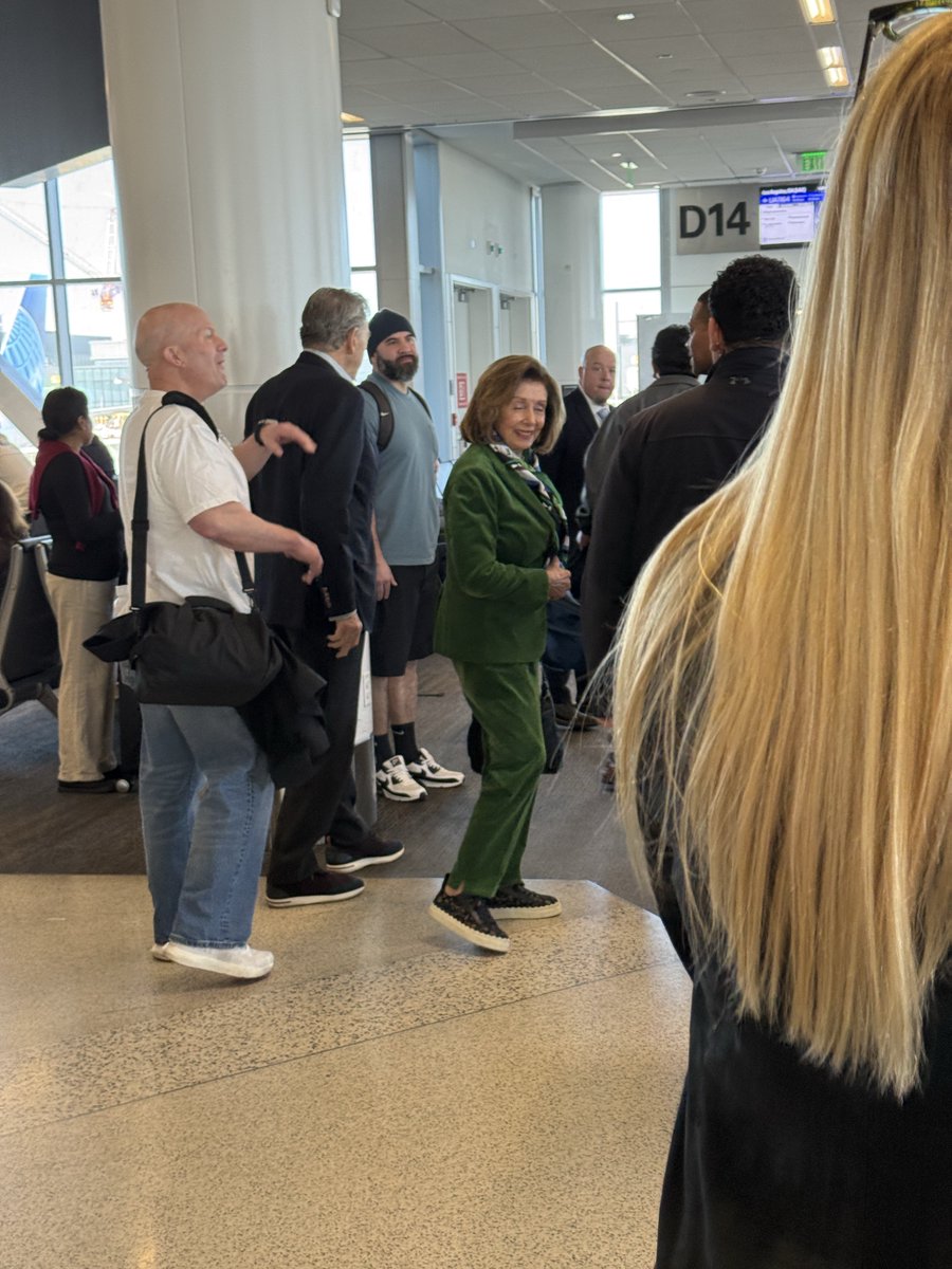 _AshShah's tweet photo. The greatest stock trader of all time is on my flight, and she cut us in line https://t.co/lO3xYPF7NY