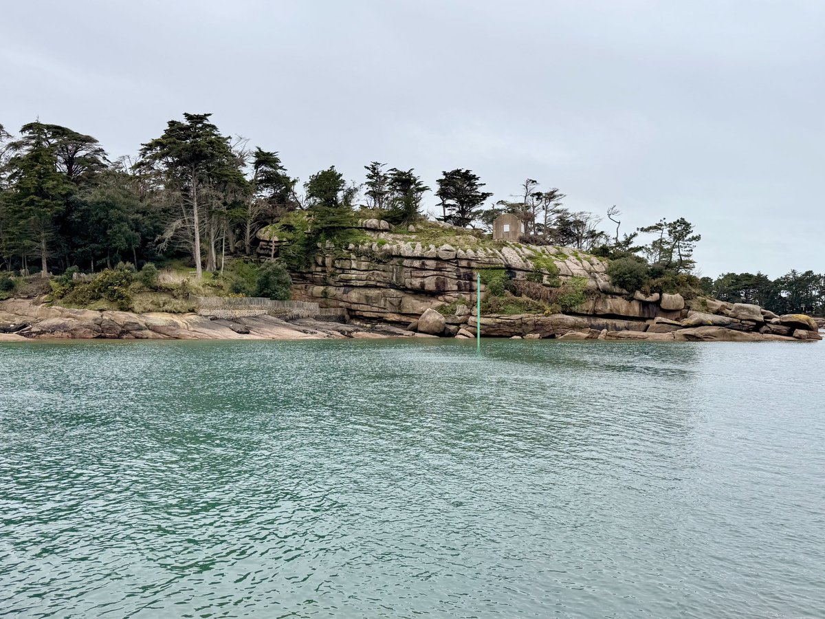 Pascal777's tweet photo. Échappée belle sur la Côte de Granit Rose.Entre ces rochers majestueux sculptés par le temps et le mythique Château de Costaérès, la Bretagne offre vraiment des paysages à couper le souffle #Bretagne #BZH #CotedeGranitRose #CotesDArmor #Ploumanach #Costaeres #Paysage #France https://t.co/6zhLcogrwa