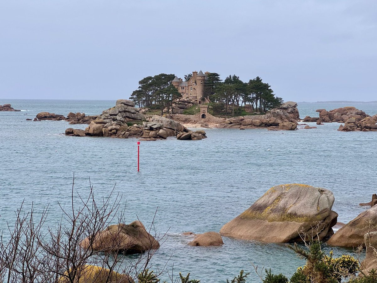 Pascal777's tweet photo. Échappée belle sur la Côte de Granit Rose.Entre ces rochers majestueux sculptés par le temps et le mythique Château de Costaérès, la Bretagne offre vraiment des paysages à couper le souffle #Bretagne #BZH #CotedeGranitRose #CotesDArmor #Ploumanach #Costaeres #Paysage #France https://t.co/6zhLcogrwa