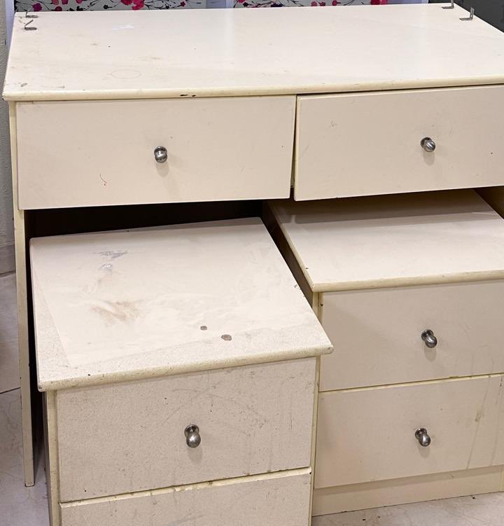bisha_team's tweet photo. From Waste to Impact 🌱

In Bisha, Saudi Arabia, volunteers restore discarded furniture and give it a new life for families in need — reducing environmental waste and creating real change.

#Sustainability #CircularEconomy #SaudiArabia
@ajaweedAseer https://t.co/LUTFyeqqYx