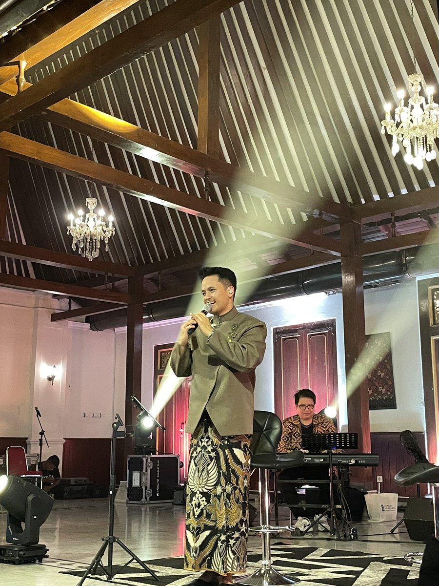 sumpah sayang bgt sama orang ini huhu semoga panjang umur, sehat, dan bahagia selalu ya no no sedih sedih lagi pokoknya🥺🤍