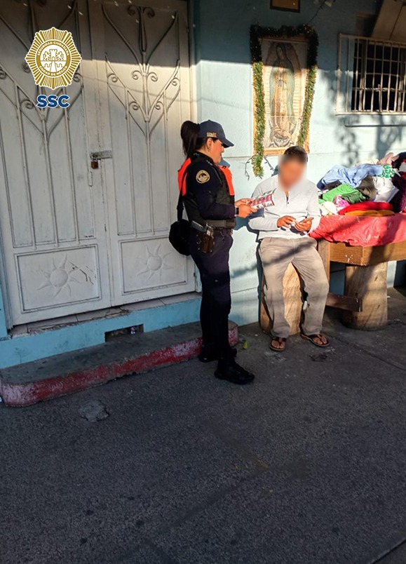 SSC_CDMX's tweet photo. #CallesSeguras | Policías del #SectorCentro recorren #CasaXCasa y calles de la colonia #Centro, en la @AlcCuauhtemocMx, para conversar con vecinas y vecinos y brindar recomendaciones de prevención; además de esforzar la presencia policial que inhibe la comisión de delitos.
#LaPolicíaCercaDeTi
#JefaDeGobierno @ClaraBrugadaM