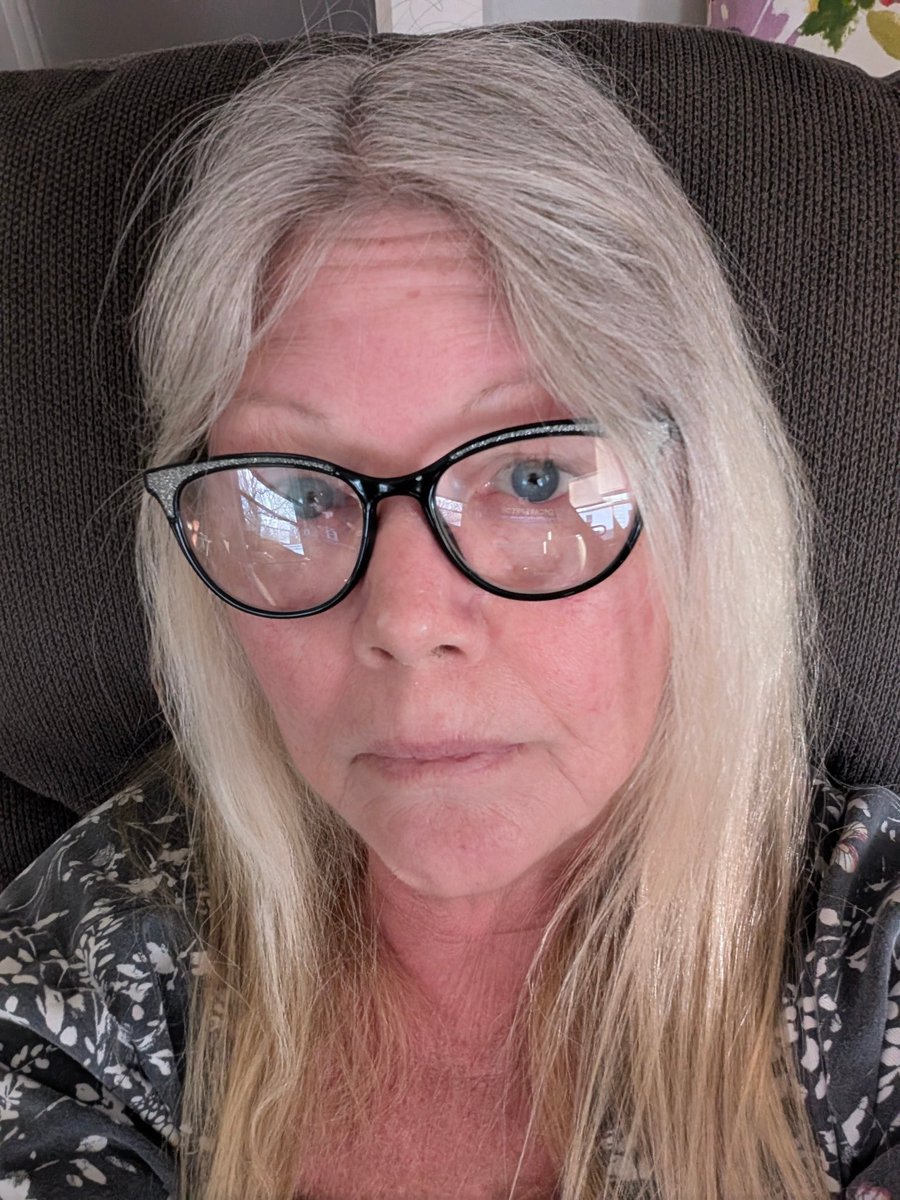 JudyKSwafford8's tweet photo. Look I ain't taking a bath today. My sister can stay gone 😁 I'm lazn , cookn and clean'n I also I'm going to Walmart get some rods and hang all my free new curtains. Guys he hooked me up😊 so nice. I'll def straighten myself up😂✌️ https://t.co/rXmNiyJyS0
