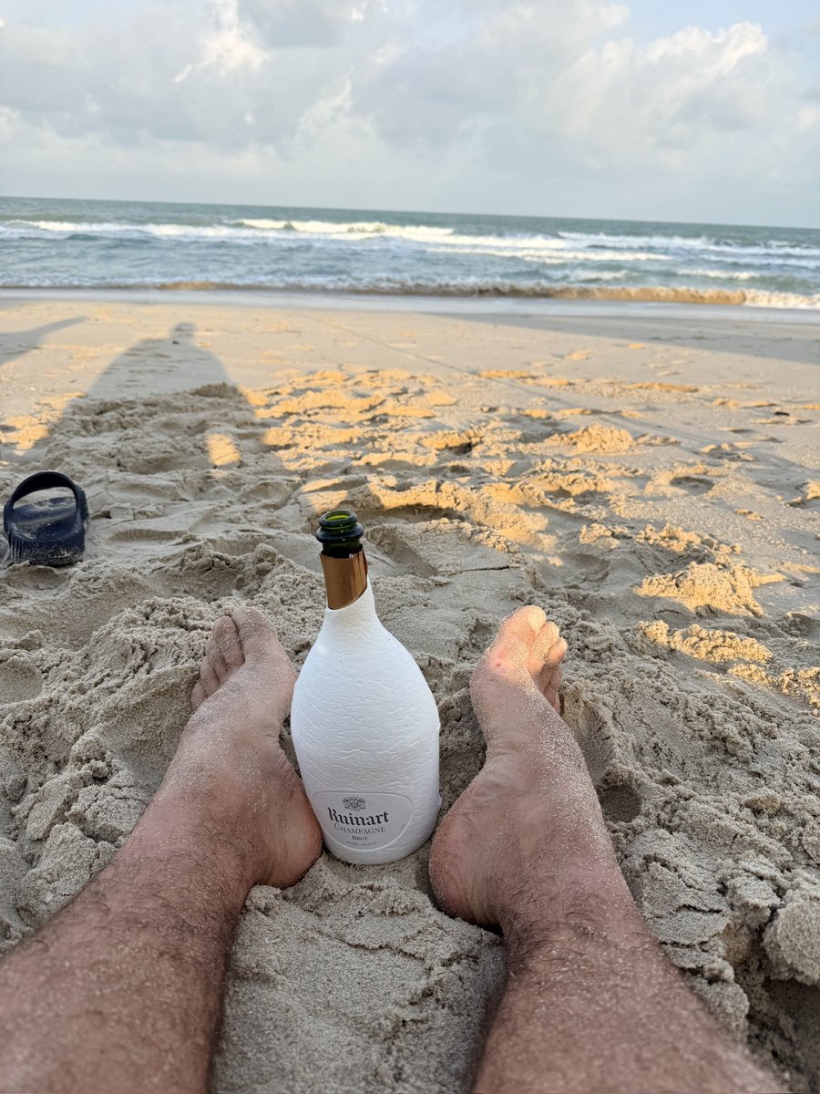 dcrossbowxxx's tweet image. La traditionnelle bouteille de #champagne sur la plage pour fêter une année exceptionnelle. Merci #PA #ruinart #thailande #happy #happydaddies #sisterincrime