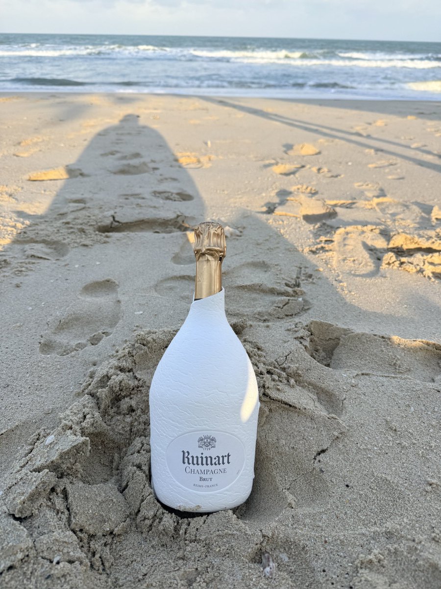 dcrossbowxxx's tweet image. La traditionnelle bouteille de #champagne sur la plage pour fêter une année exceptionnelle. Merci #PA #ruinart #thailande #happy #happydaddies #sisterincrime