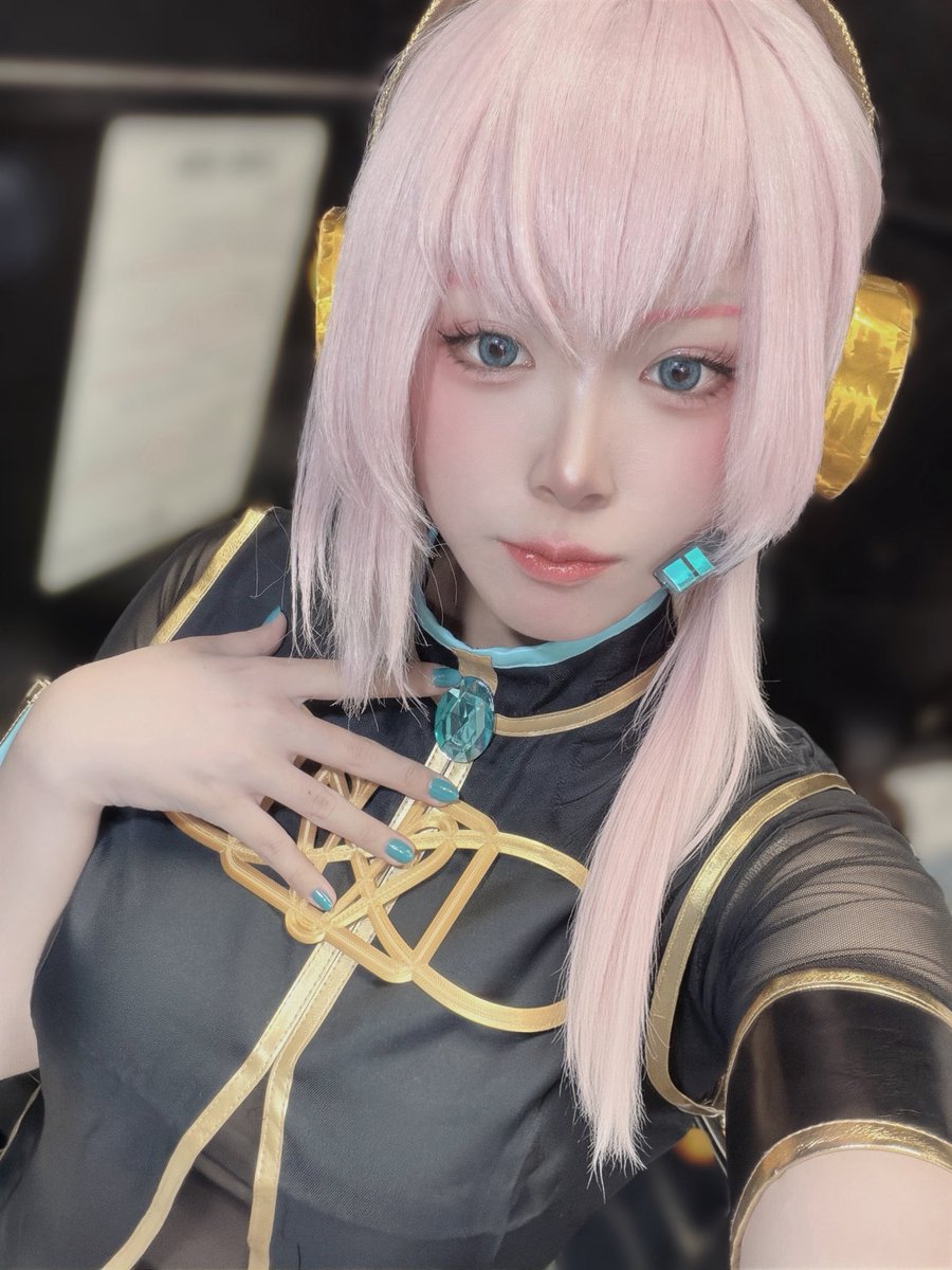 chomomaru5's tweet photo. Ecoliaで巡音ルカしてました…！
あったか楽しい大好きﾒﾝﾊﾞｰちゃんたちとできて特大幸せでした💓
とんでもないミスだらけで目も当てられなくて死んで詫びたいですがﾘﾍﾞﾝｼﾞできそうなのでもっと頑張りたいです😭😭
 #コスノバ https://t.co/NI1aH5vuv4