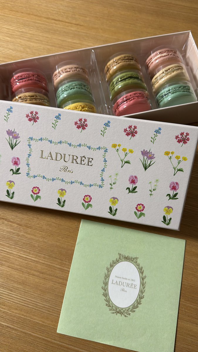 昨日は妻の誕生日。付き合っている期間から数えると、一番近くでお祝いするのは12回目。絶対にホワイトデーとは別々で！と当初から言われているので、誕生日はとある贈り物とランチ、ホワイトデーのお返しはマカロン✨