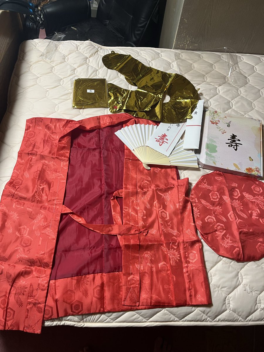 rabbit8565's tweet photo. 還暦イベントの衣装が届きました、しかしながら皆さんが期待しているのは私の赤いちゃんちゃんこなどではなくバニーコスでしょう、今回はマーチが営業している頃からの念願であったバニーガールです！
還暦祝いという事もあって土下座してスタッフに頼みました🙇 https://t.co/PH7iY3eXNn