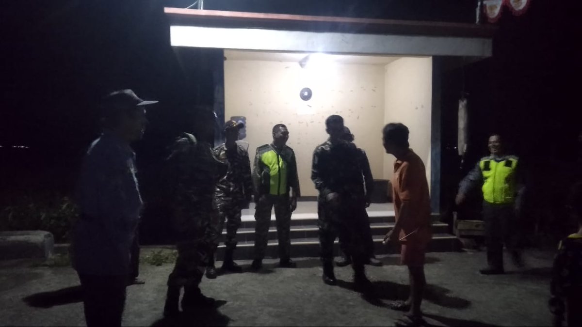 Dim0708Pwr's tweet photo. Anggota Koramil 04/BU yang dipimpin oleh Serka Hartono bersama warga melaksanakan patroli siskamling di Desa Banyuurip kecamatan Banyuurip, Kabupaten Purworejo,Minggu (15/03/2026) malam. https://t.co/UgGjKrLobO