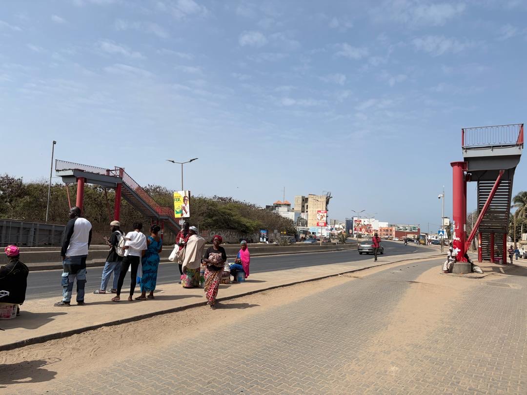 tonysue2's tweet photo. Ce pont de Tonghor Yoff arraché par un camion depuis le 11 décembre 2024 est toujours parqué sur le trottoir.  A quand sa remise en place pour permettre aux piétons d’éviter la traversée risquée de la chaussé? Ou financement perdu pour de bon? https://t.co/2uSem0UYEw