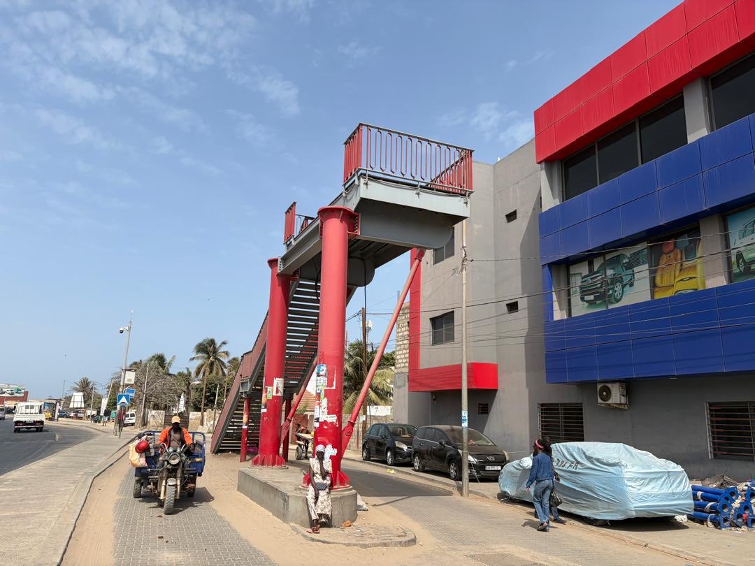 tonysue2's tweet photo. Ce pont de Tonghor Yoff arraché par un camion depuis le 11 décembre 2024 est toujours parqué sur le trottoir.  A quand sa remise en place pour permettre aux piétons d’éviter la traversée risquée de la chaussé? Ou financement perdu pour de bon? https://t.co/2uSem0UYEw
