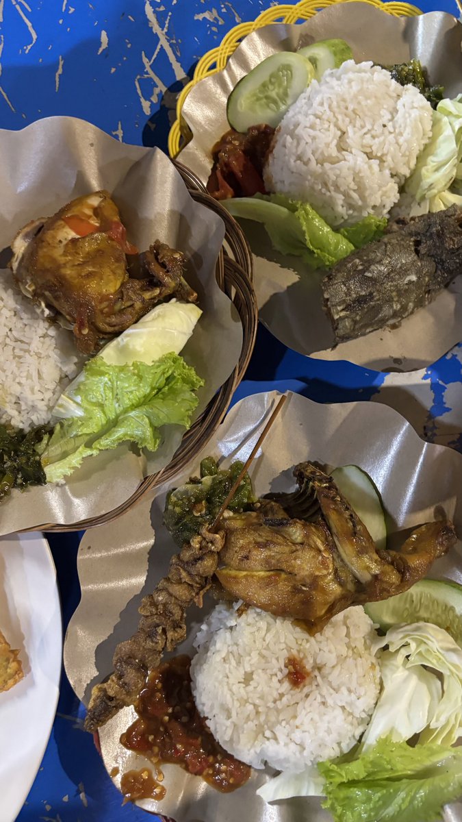 leoxboyy's tweet photo. rela jauh dikit buat jajan di samping plaza indonesia #gayjakarta #jakarta https://t.co/tgqQ3sUrRi
