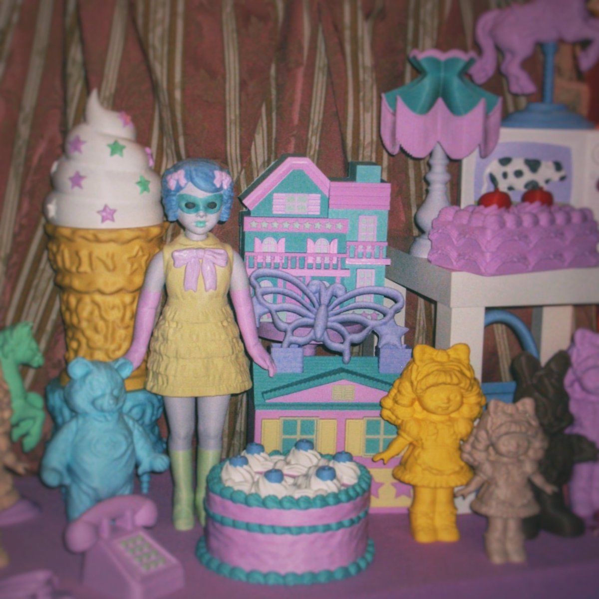 4/1からの個展の準備をしてます。
ステイトメントを書こうと何度もトライするんですが

どれも恥ずかしすぎやばすぎ文章になってしまい全没してます。