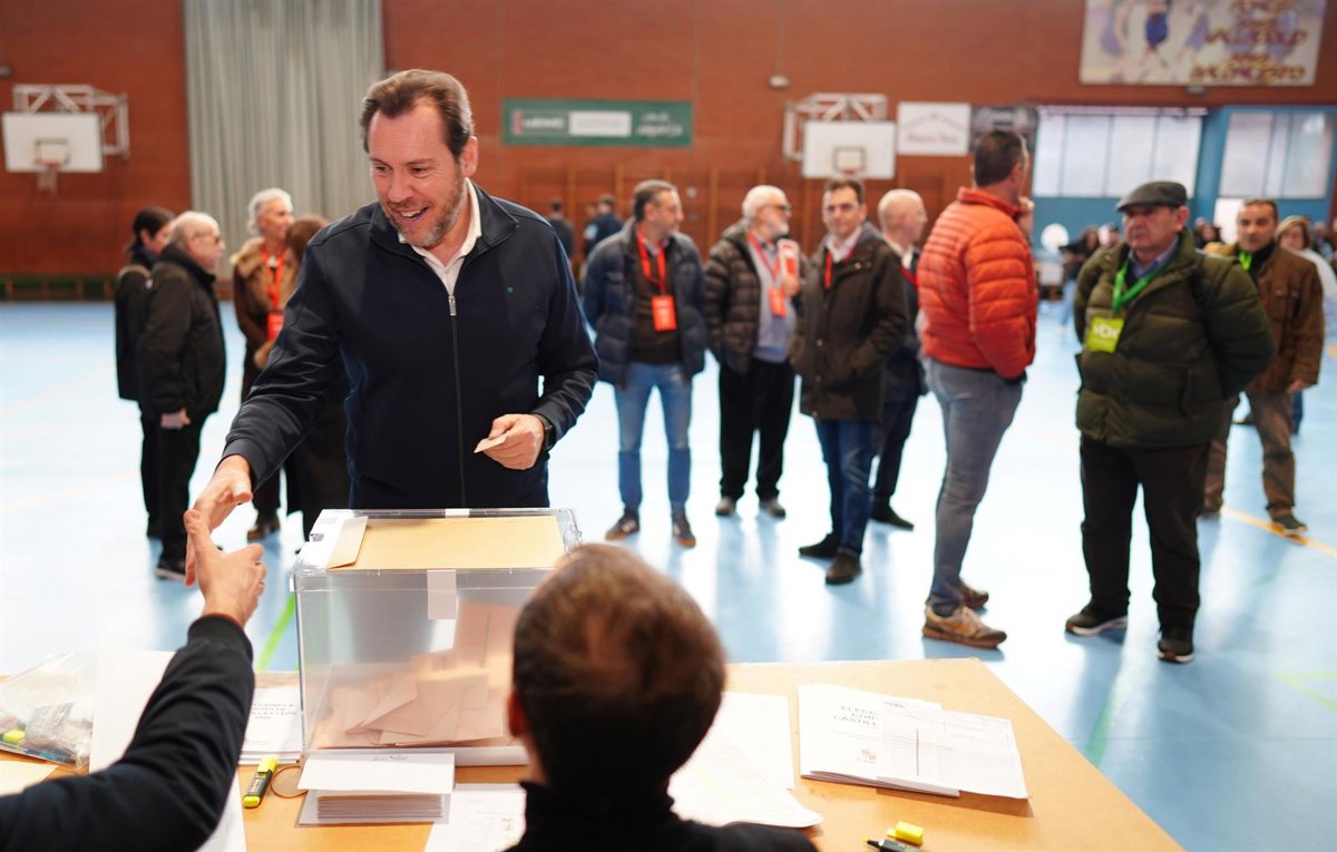 Tensión en un colegio electoral de Valladolid: un interventor de Vox increpa a Óscar Puente al grito de "dimisión" cuando acudía a votar. El ministro responde: "Ellos son más de que no se vote, como sucedió en tiempos del Caudillo" #EleccionesCyL shorturl.at/Wjbfp