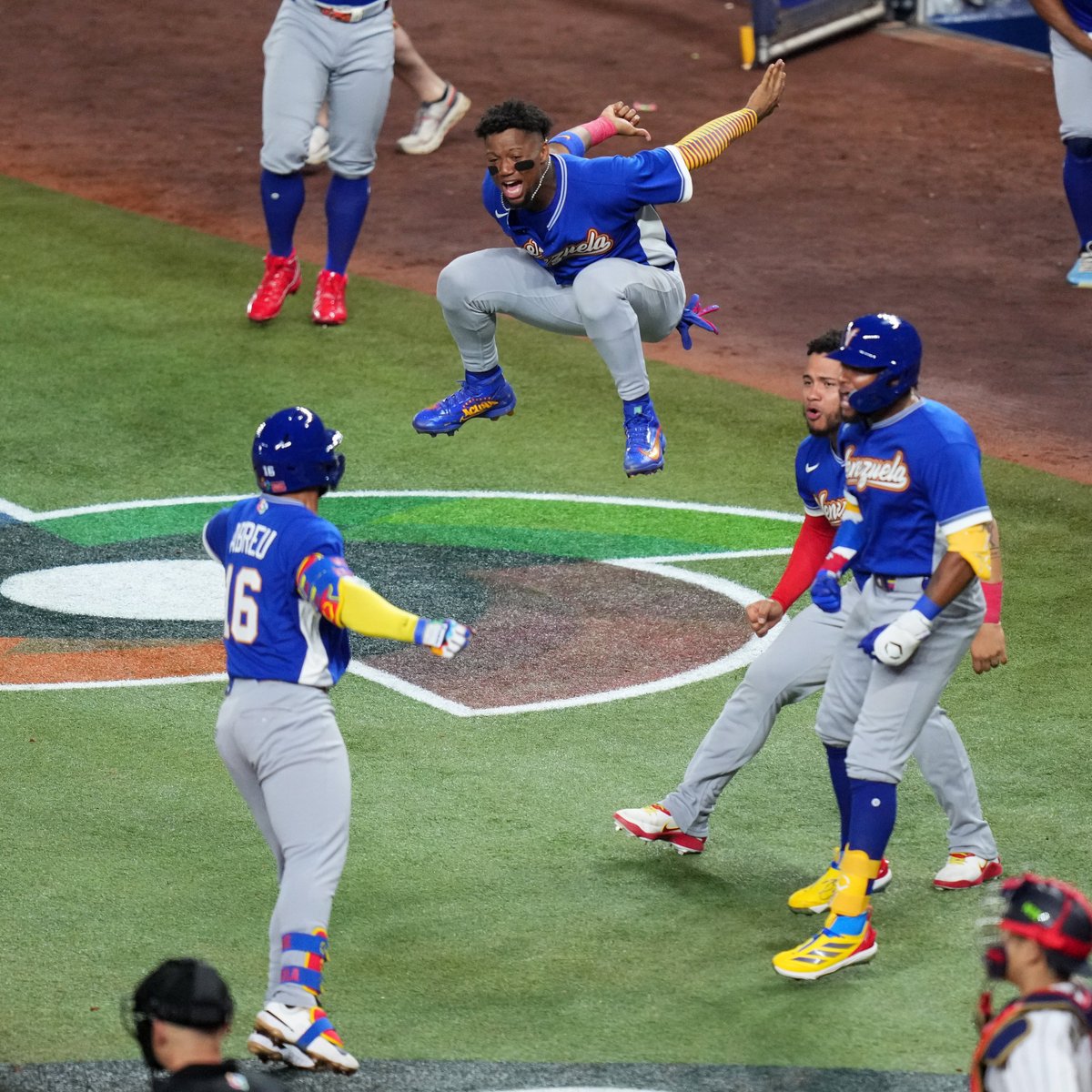 ¡EL BÉISBOL DE VENEZUELA CLASIFICADO A #LA28! 🇻🇪⚾️

Venezuela derrotó a Japón, clasificó a semifinales del #WorldBaseballClassic y aseguró una plaza para <a href="/LA28/">LA28</a>, los primeros #JuegosOlímpicos de su historia.

HISTORIA PURA.