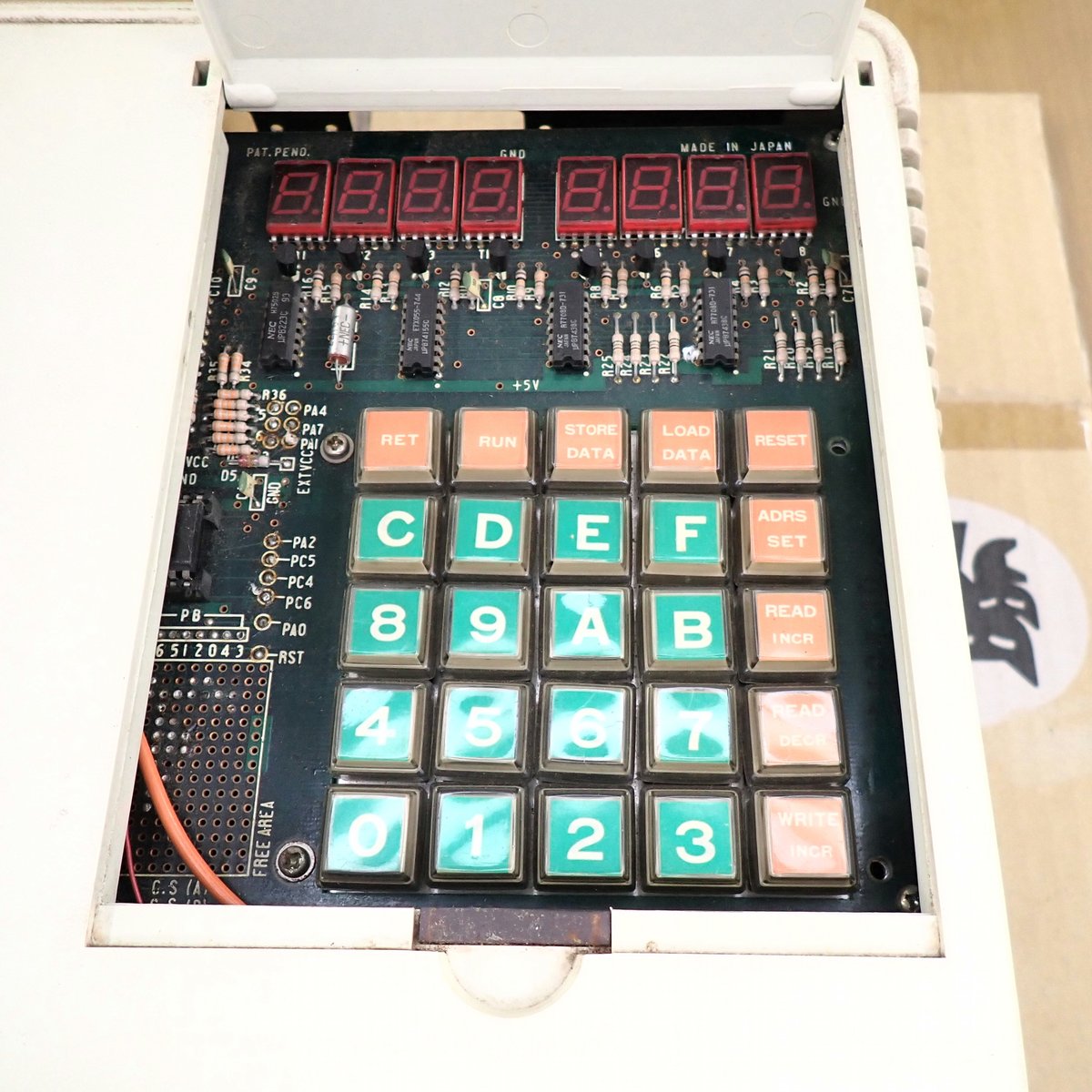 そうそう、これこれ。NEC最初のパソコン（パーコン）は「COMPO BS/80