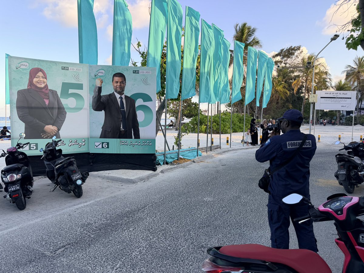 AhmedUbaid7's tweet photo. ހުޅުމާލެ ދެކުނު ދާއިރާ ޕީއެންސީ ޖަގަހައިއިގެ ޕޯސްޓަރުތަކަށް މިވަނީ ބަޔަކު ކަޅުތެޔޮޖަހާ ގެއްލުންދީފަ. ކޮންމެ ބަޔަކު ކުރިޔަސް މިހުންނަނީ ވަރަށް ދެރަ ނާތަހުޒީބު އަމަލުތަކެއް.އަޅުގަނޑުވާނީ މިމައްސަލަ ފުލުހަށް ރިޕޯޓް ކޮއްފަ. https://t.co/Q3EQNTpQWp