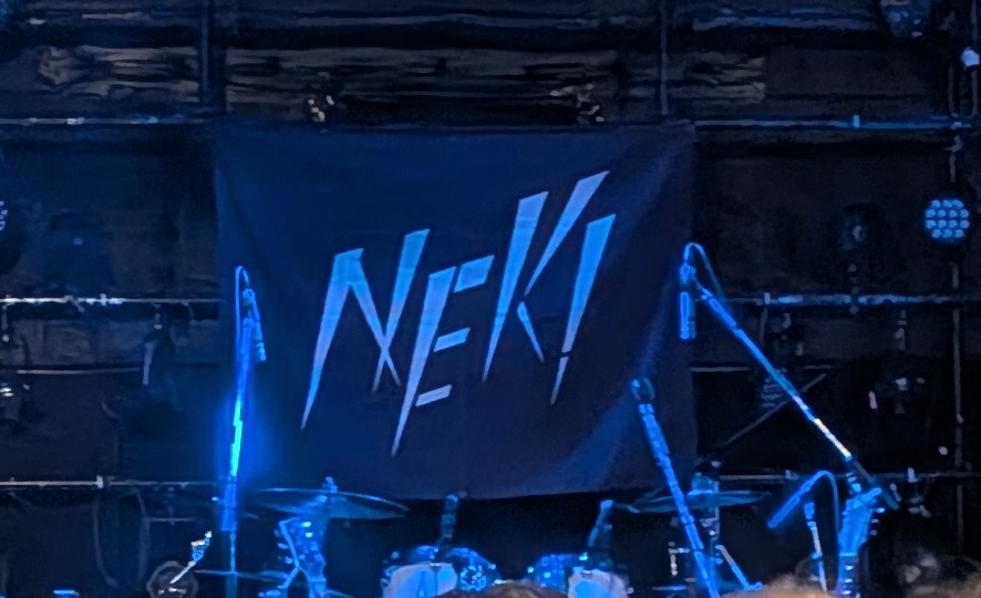 hypermaomao's tweet photo. 今夜は友達に誘われて、HEAVEN'S ROCK さいたま新都心へ。
NEKIというバンド、私は初見だったけど思いっきり🤟楽しめた。
ただ、周りの方々が大柄で演奏している姿は殆ど見えず…。
７割位オジサマかな？
自分もそっちの部類だけれど。😊
メンバーもファンもパワフル💪でした。 https://t.co/uCBoGGETUC
