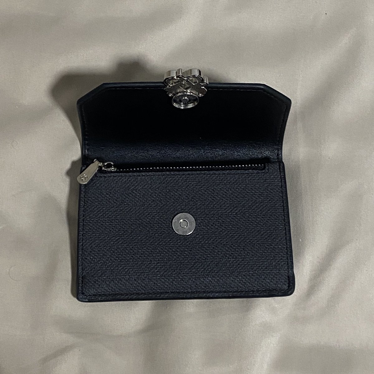 tigercryrealgod's tweet photo. ส่งต่อ กระเป๋าตัง perota dollar wallet สีดำ
ราคา 550 ส่งฟรี (ซื้อมา650) ใช้ไป1ครั้งสภาพเหมือนใหม่
ทักมาขอดูภาพเพิ่มเติมได้ค่า💖 #ส่งต่อกระเป๋า #ส่งต่อ #กระเป๋ามือสอง #ส่งต่อเสื้อผ้า #ส่งต่อเสื้อผ้ามือสอง #ส่งต่อเสื้อผ้ามือ2 #โล๊ะตู้ #ส่งต่อกระเป๋าตัง https://t.co/P1zeWJuEol