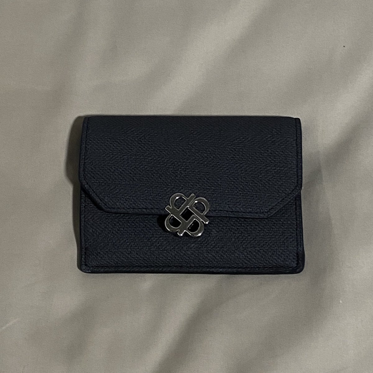 tigercryrealgod's tweet photo. ส่งต่อ กระเป๋าตัง perota dollar wallet สีดำ
ราคา 550 ส่งฟรี (ซื้อมา650) ใช้ไป1ครั้งสภาพเหมือนใหม่
ทักมาขอดูภาพเพิ่มเติมได้ค่า💖 #ส่งต่อกระเป๋า #ส่งต่อ #กระเป๋ามือสอง #ส่งต่อเสื้อผ้า #ส่งต่อเสื้อผ้ามือสอง #ส่งต่อเสื้อผ้ามือ2 #โล๊ะตู้ #ส่งต่อกระเป๋าตัง https://t.co/P1zeWJuEol