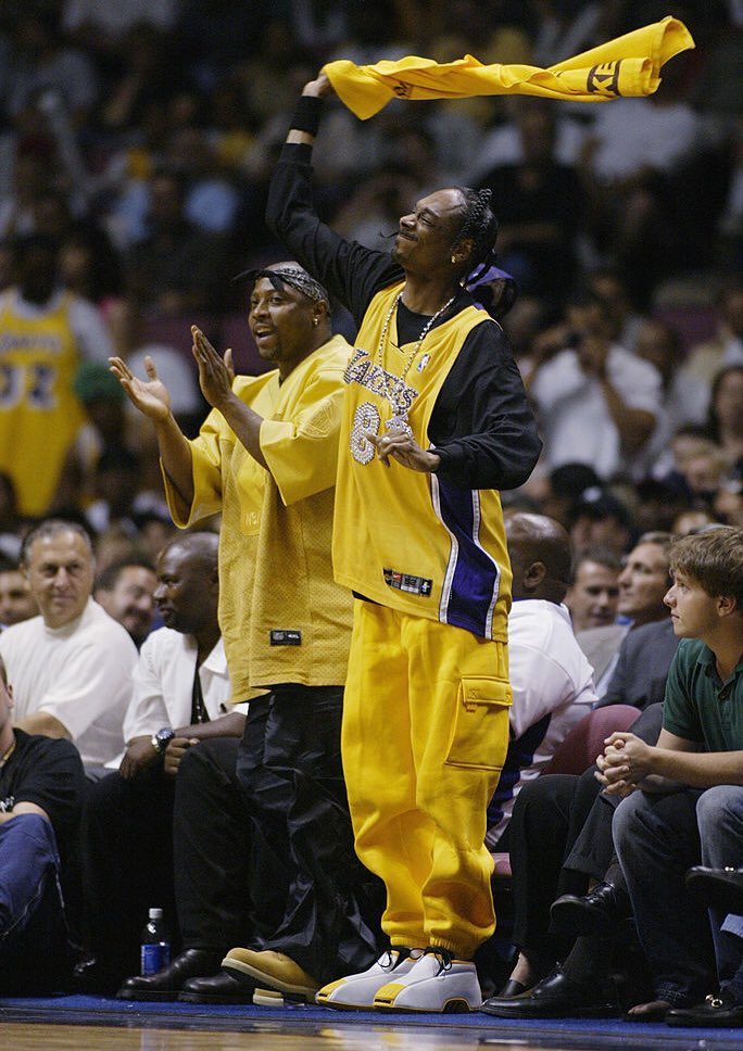 Nate Dogg and Snoop Dogg courtside at the 2002 NBA Finals!

It’s been 15 years since the great Nate Dogg passed away.

The King of Hooks! 🎵