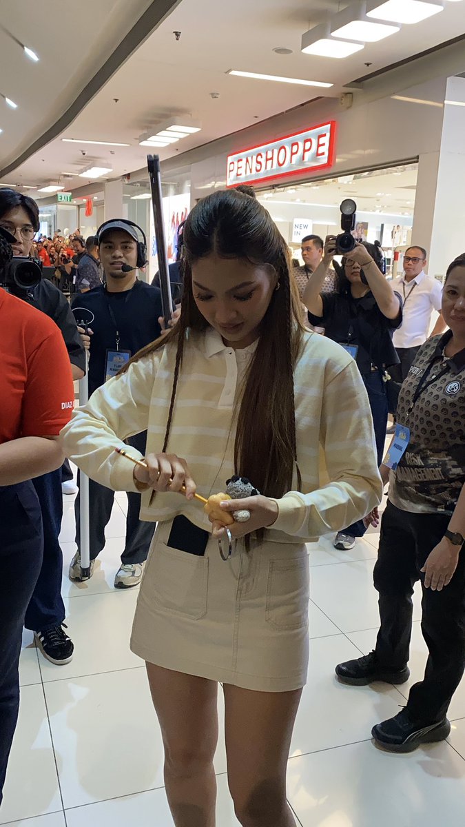 cintacole's tweet photo. first time ko nakita si colet magtasa ng pencil for a fan aww she's so cute mag fan service 🤏🏻

 https://t.co/5YnyPWDWTR