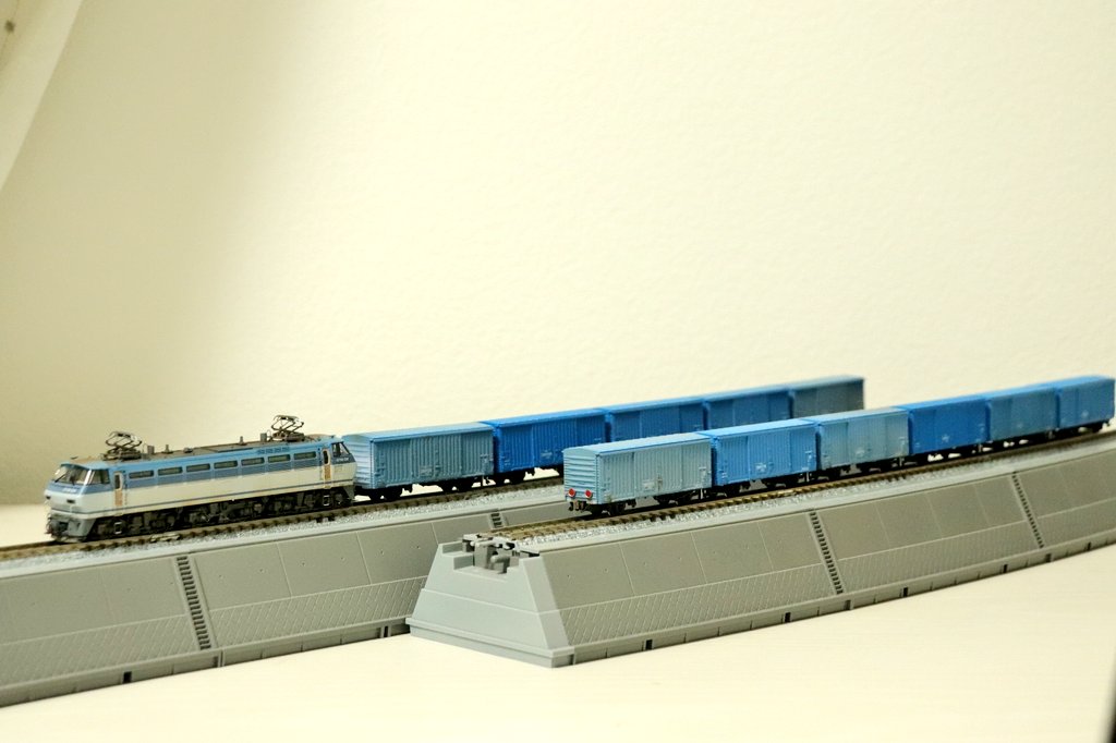 kazuma7584's tweet photo. 長年お預かりしっぱなしだった青ワム編成
完成しました！
ウェザリングの色合いとかEF66の精密加工のまとまりとか
今までで1番上手くいったように思います。
まだまだレベルアップ出来てる実感があるので、これに満足せず鍛錬していきます✌️ https://t.co/0FBz9uCcBq