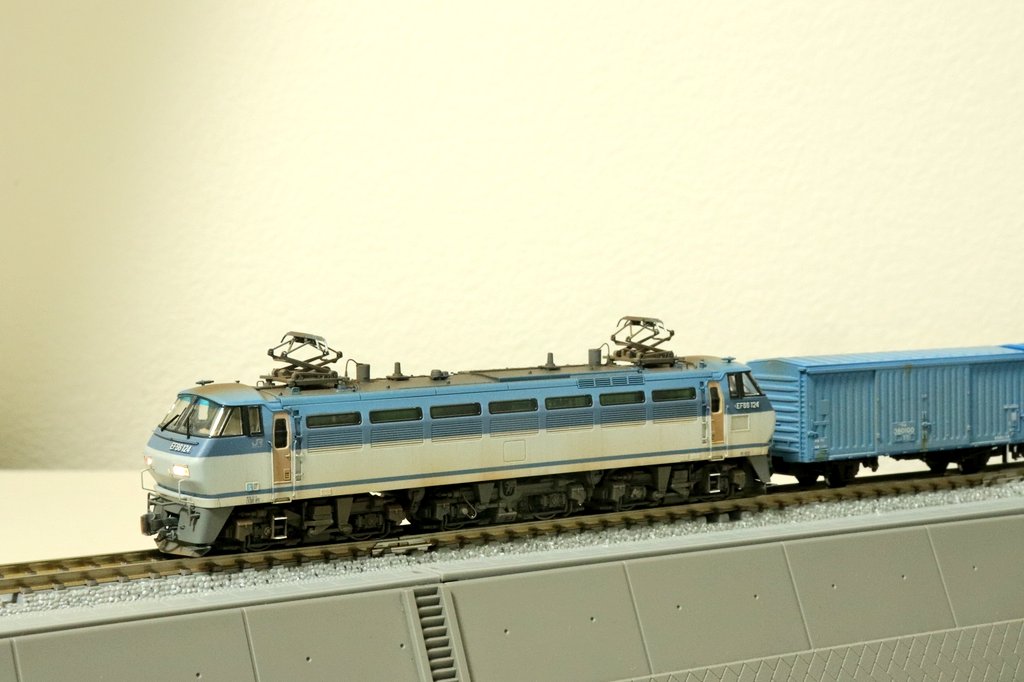kazuma7584's tweet photo. 長年お預かりしっぱなしだった青ワム編成
完成しました！
ウェザリングの色合いとかEF66の精密加工のまとまりとか
今までで1番上手くいったように思います。
まだまだレベルアップ出来てる実感があるので、これに満足せず鍛錬していきます✌️ https://t.co/0FBz9uCcBq