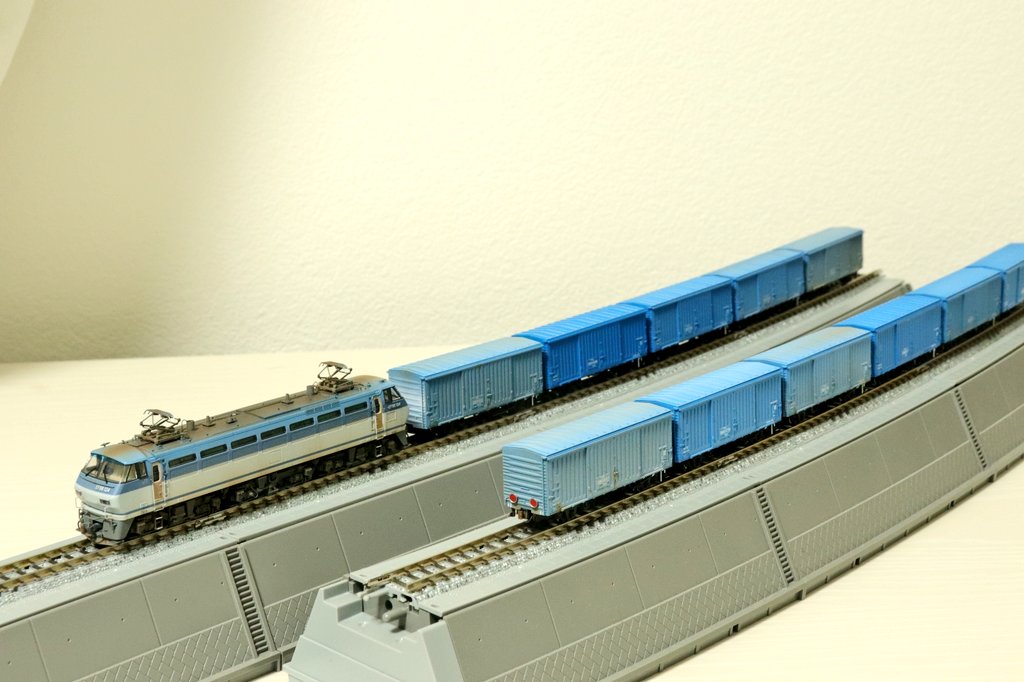 kazuma7584's tweet photo. 長年お預かりしっぱなしだった青ワム編成
完成しました！
ウェザリングの色合いとかEF66の精密加工のまとまりとか
今までで1番上手くいったように思います。
まだまだレベルアップ出来てる実感があるので、これに満足せず鍛錬していきます✌️ https://t.co/0FBz9uCcBq