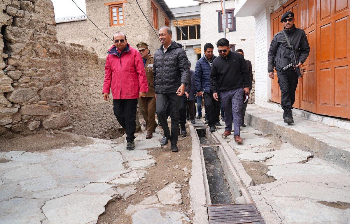 lg_ladakh's tweet image. Hon’ble Lt Governor Shri Vinai Kumar Saxena today inspected #Leh Main Market, Old Town Leh and Central Asian Museum to take stock of civic infrastructure, public amenities and cleanliness. 

Shri Saxena directed the concerned officials to repair broken pavements, footpaths and