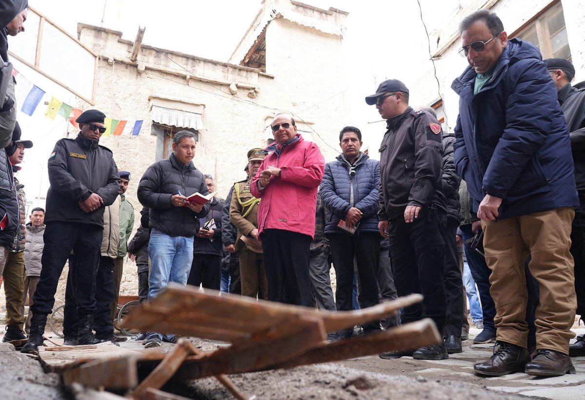 GreaterKashmir's tweet image. "Hon’ble Lt Governor Shri Vinai Kumar Saxena today inspected #Leh Main Market, Old Town Leh and Central Asian Museum to take stock of civic infrastructure, public amenities and cleanliness. 

Shri Saxena directed the concerned officials to repair broken pavements, footpaths and