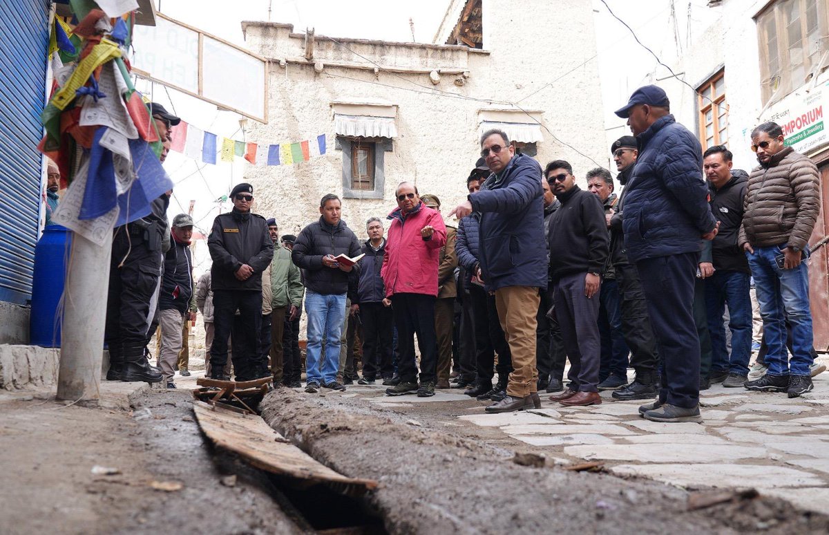 GreaterKashmir's tweet image. "Hon’ble Lt Governor Shri Vinai Kumar Saxena today inspected #Leh Main Market, Old Town Leh and Central Asian Museum to take stock of civic infrastructure, public amenities and cleanliness. 

Shri Saxena directed the concerned officials to repair broken pavements, footpaths and