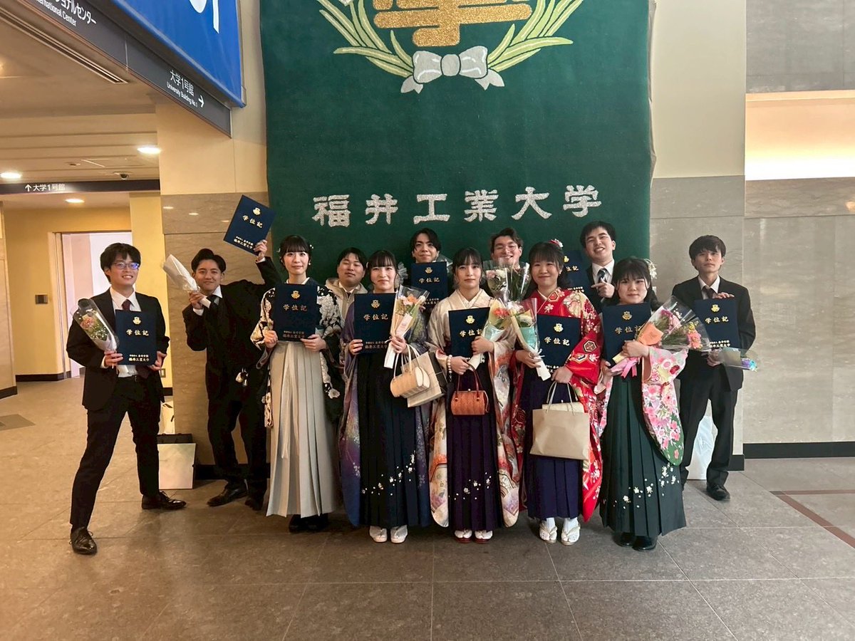 fut_suibu's tweet photo. 先輩方、ご卒業おめでとうございます！🌸
頼りになる大好きな先輩方がいなくなるのは寂しいですが、教えていただいたことを胸に、これからも部活頑張ります。
本当にお疲れ様でした！！！ https://t.co/4o9eODKosX