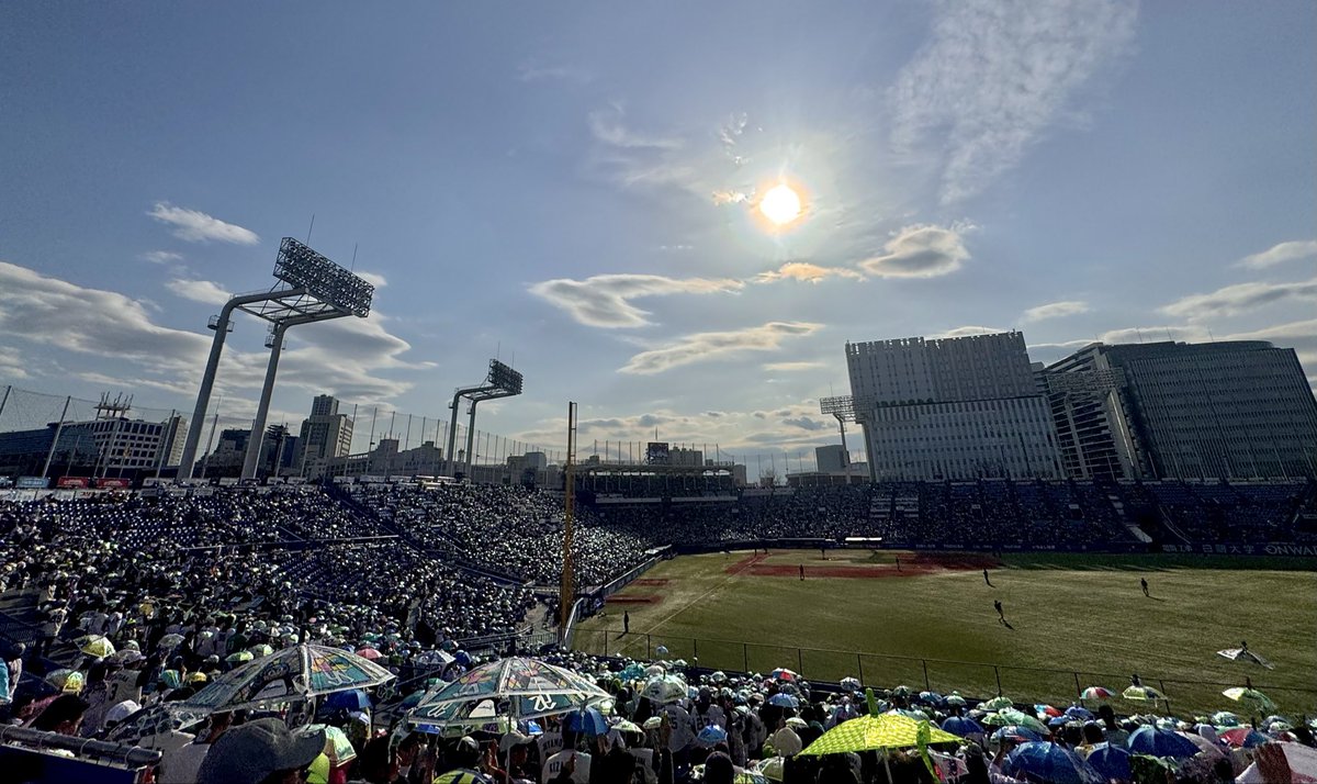 Windlistentome's tweet photo. これは昨日のラグビー@秩父宮ラグビー場🏉と今日の野球@神宮球場⚾️
スピアーズとワイルドナイツは優勝候補同士の熾烈な試合がラスト1プレイ、38フェーズで大逆転とは凄まじかった！
オープン戦の方は出陣式後のつば九郎が……🐧 https://t.co/VOPKAzRXmA