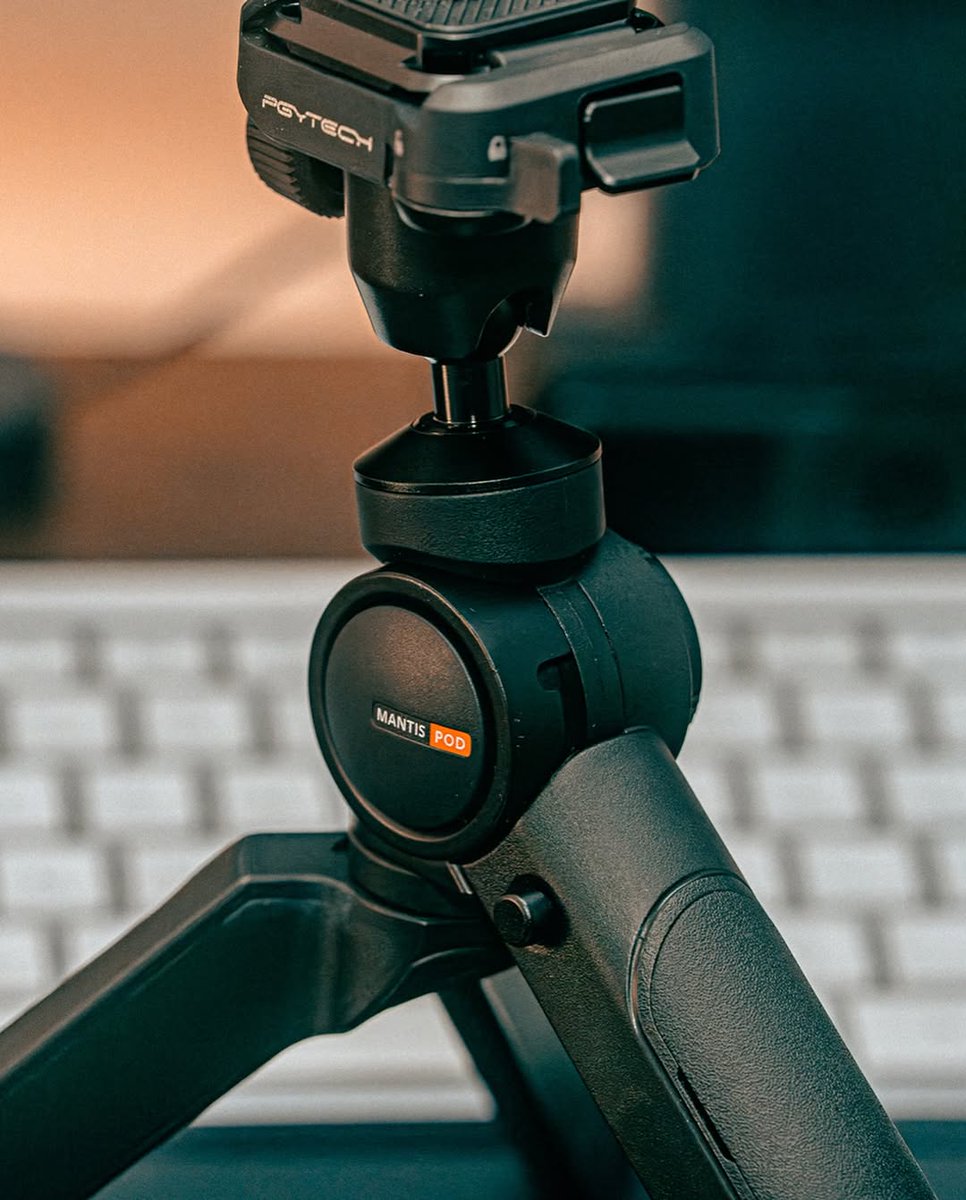 PGYTECH_global's tweet photo. 🕵 Designed in the Details.
Explore the smart design of the MantisPod 2.0 – from its grippy feet to its smooth-turning knobs. 🎛
Bend it, stand it, create with it.
📸: @haidarpng

#PGYTECH #MakeCreationEasier #MantisPod2 #CreativeTool #PhotographyGear https://t.co/wugc9n6Dky