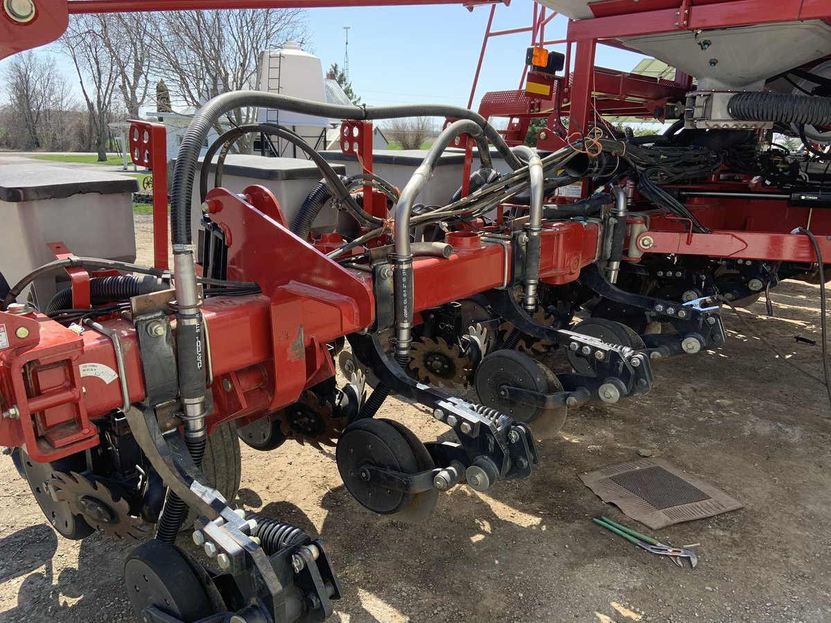 RedTractors86's tweet photo. @gavin_spoor Yea it does work quite well, we have a lot of small fields so getting a planter and air cart to deliver fert wasn’t really an option. Hydraulic motors run off the same loop as seed drive motors https://t.co/0yuisfD439