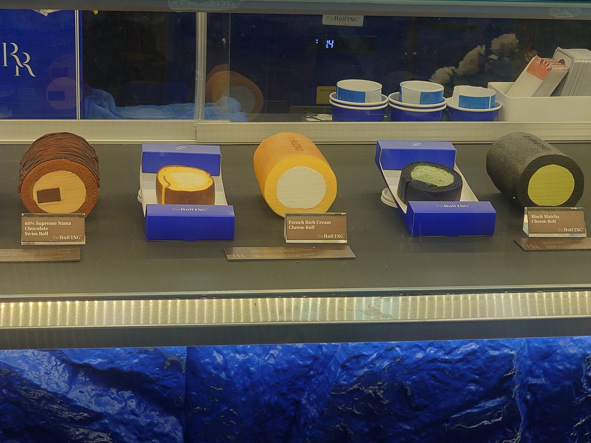 วันนี้ แวะไป Terminal21 มา
เจอร้าน The rolling เป็นขนมเค้กโรลชื่อดังเจ้าอร่อยของเซี่ยงไฮ้
ดีใจที่มาเปิดที่ไทยมาก มีสาขาเดียวด้วย เทอร์มินอล 21 อโศก ชั้น 5 
ทำสดๆใหม่ๆ ให้เห็นกันเลย มีตัดพอดีคำให้ลองชิม พอชิมแล้วอร่อยทุกรส ลังเลอีกว่าจะซื้อรสไหนดี 555