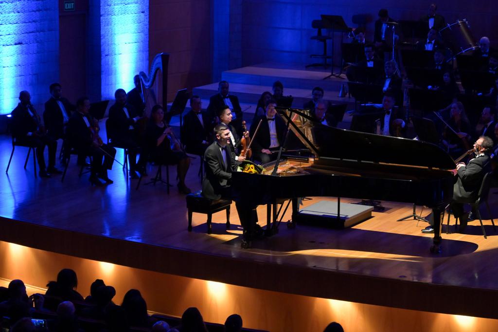 UEenEcuador's tweet photo. #Francofonía | 🎼Velada inolvidable para los asistentes que fueron parte del universo sonoro del impresionismo francés.

El Maestro #VestardShimkus y la @SinfonicaOSNE, bajo la magistral direción del Maestro David Harutyunyan @david_armenio obsequiaron 🎁 al público un verdadero regalo de sensibilidad y virtuosismo con notas de:

Claude Debussy: La petite suite | Pavana para una infanta difunta
Maurice Ravel: Concierto para piano en Sol mayor | Le Tombeau de Couperin

La música es el lenguaje universal que une culturas y sensibilidades.

#MoisDeLaFrancophonie #Francophonie2026